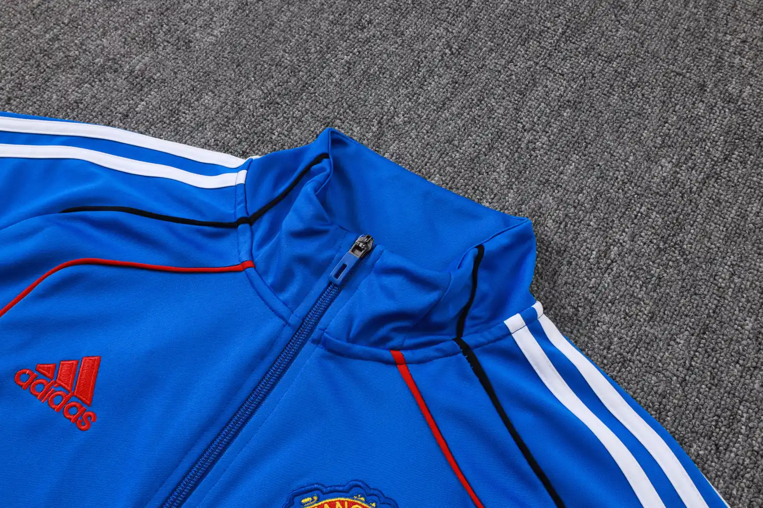 A2560# 2526 Full-Zip Football Jacket Kit (Top+Pants) Manchester United Royal Blue Vintage Edition - Image 4